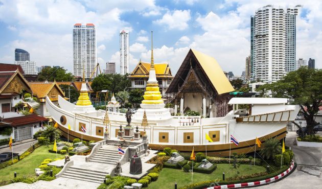 Wat Yan Nawa was built early in the nineteenth century. It has a unique boat shaped prayer hall.